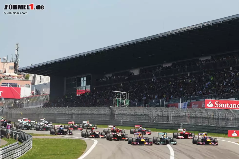Foto zur News: Zunächst kommen aber die Red Bull am besten vom Start weg.