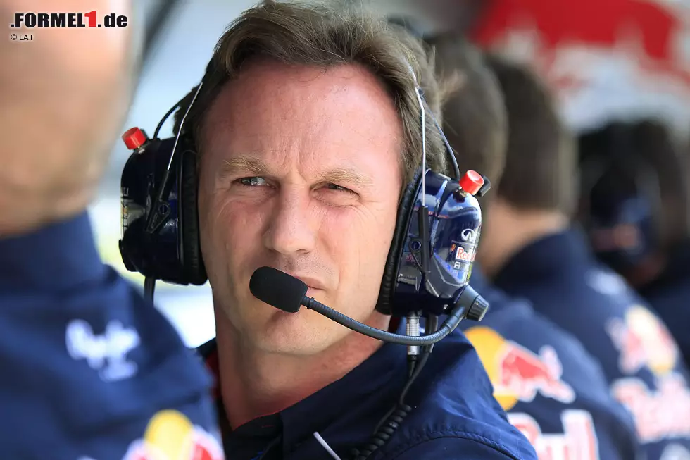 Foto zur News: In Runde acht kommt es dann zur ersten Schrecksekunde des Rennens. Christian Horner traut seinen Augen nicht angesichts dessen, was sich in der Boxengasse abspielt.