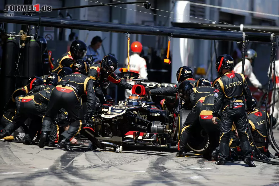 Foto zur News: Bei einem Reifenwechsel wie diesem bei Lotus, versäumt es die Red-Bull-Mechaniker bei Webber das Hinterrad ordnungsgemäß zu befestigen. Als der Australier trotzdem losfährt, schießt der Pirelli-Pneu ungebremst durch die Boxengasse und trifft dabei einen Kameramann.