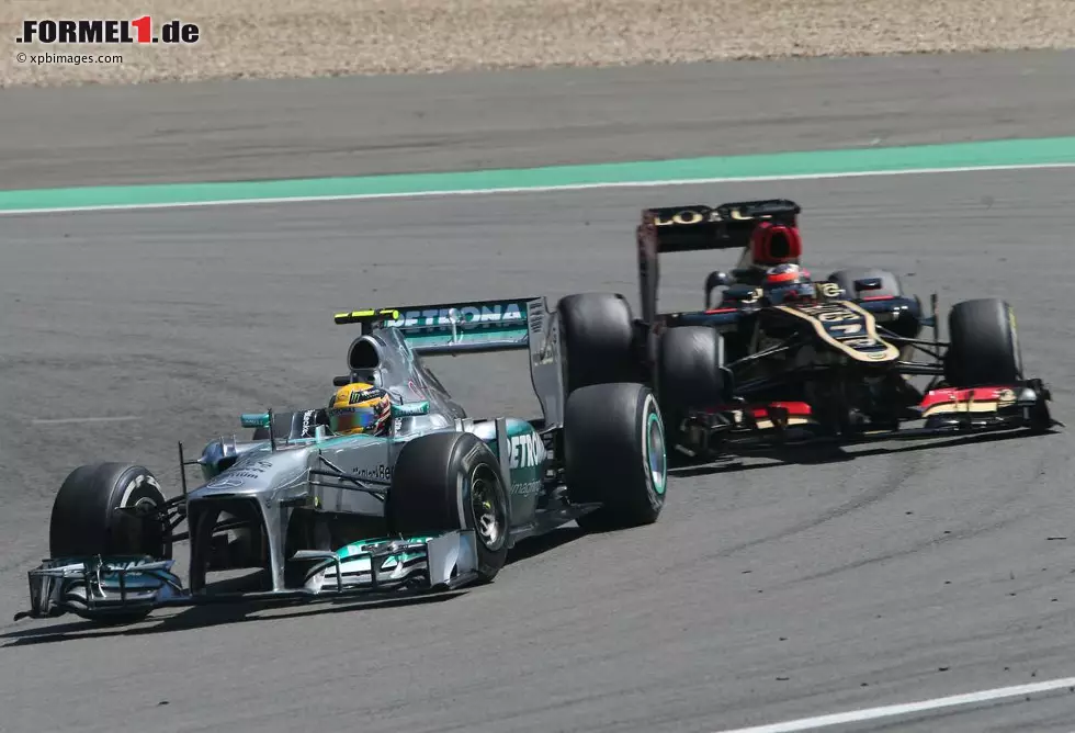 Foto zur News: Derweil auf der Strecke: Polesetter Hamilton kämpft um ein stabiles Rennen und Positionen, doch die Lotus-Piloten hat er nicht im Griff. "Die müssen doch andere Reifen haben als ich!", schimpft er übers Teamradio.