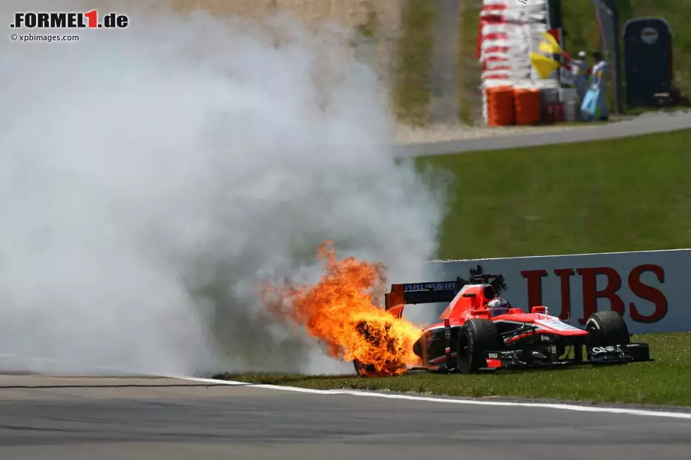 Foto zur News: Und dann gibt es noch eine Schrecksekunde, die dann zur Slapstick-Einlage wird und im Nachhinein betrachtet doch wieder erschreckend ist. Der Marussia von Jules Bianchi scheidet mit Motorschaden aus, zieht dabei erst eine große Rockwolke hinter sich her, bis der Bolide Feuer fängt.