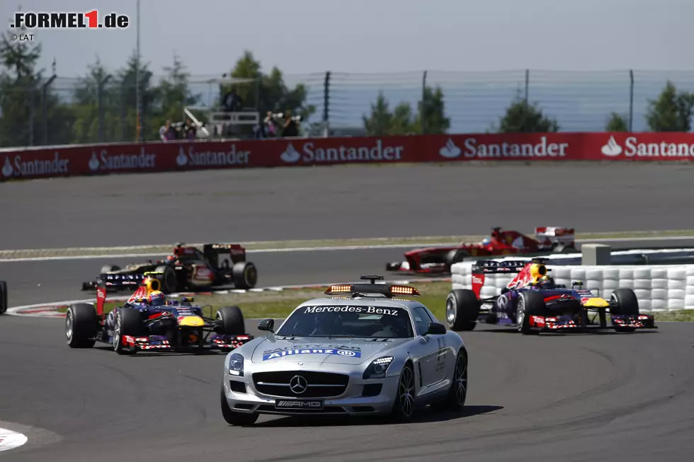 Foto zur News: Zur Sicherheit kommt aufgrund des frei drehenden Marussia das Safety-Car auf die Strecke. Mark Webber hat dabei Gelegenheit, sich zurückzurunden und bestimmt Spaß dabei, seine Kollegen einem nach den anderen einmal so einfach überholen zu können.