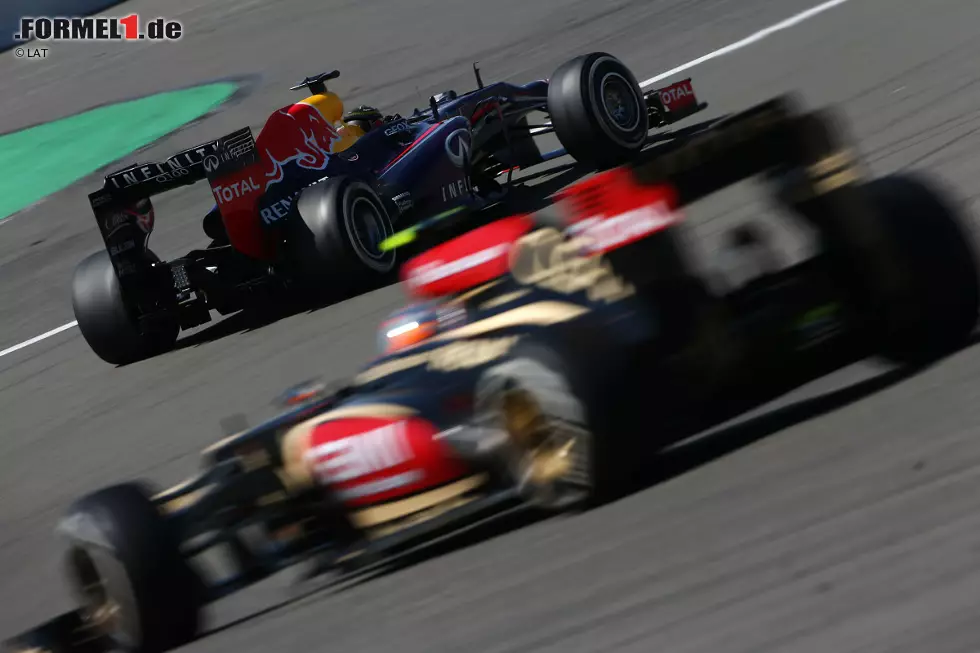 Foto zur News: Nachdem wieder frei gefahren werden darf, heißt es an der Spitze Vettel gegen die Lotus. Zunächst ist ihm Grosjean auf den Fersen.