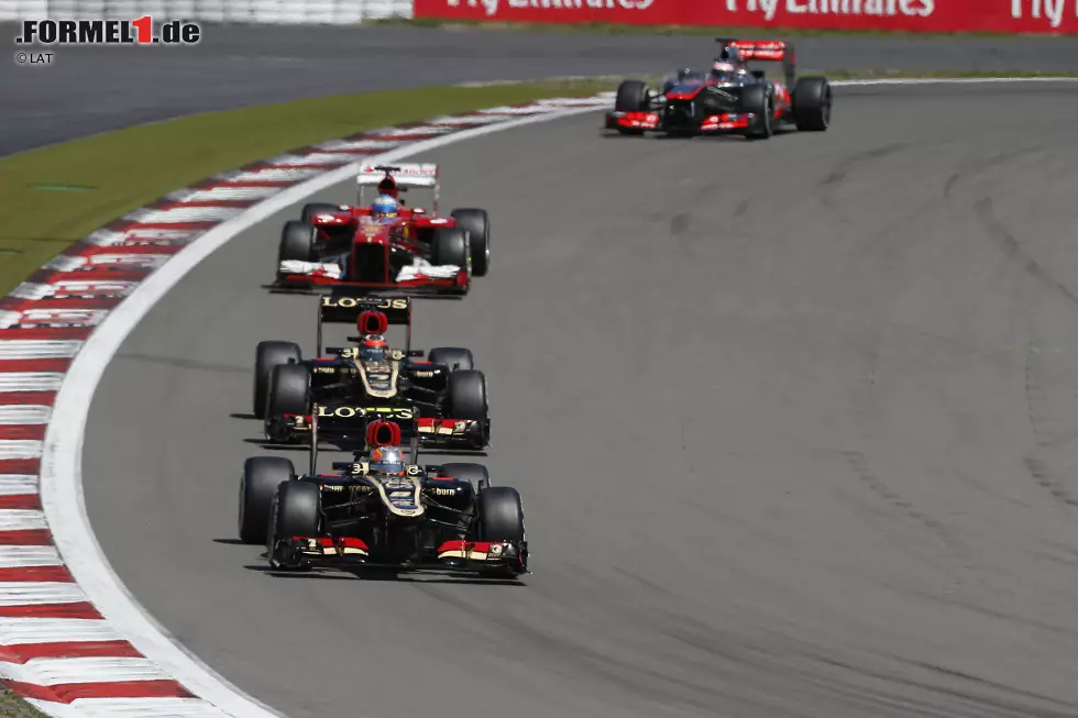 Foto zur News: Nach seinem Boxenstopp gilt es dann, Räikkönen zu knacken. Als der selbst noch einmal rein muss, nimmt Vettel wieder die Verteidigerrolle ein, denn der Finne kommt auf frischen Reifen wieder dicht ran. Und das alles mit zwischenzeitlichen KERS-Problemen am Red Bull.