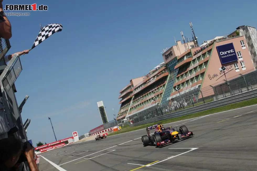 Foto zur News: Zwischen Räikkönen und Vettel wird es zwar noch richtig knapp und spannend, am Ende kann sich der Deutsche aber endlich seinen ersehnten Heimsieg holen.