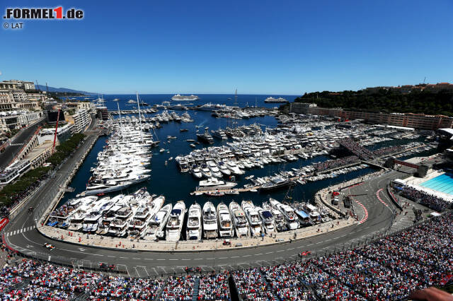 Foto zur News: Kein anderes Rennen ist vergleichbar mit dem Grand Prix von Monaco. Selbst die Fahrer sind schon ganz aufgeregt. "In Monte Carlo ist es unmöglich, deine übliche, ruhige Vorbereitung als Rennfahrer zu  machen", sagt Red-Bull-Pilot Daniel Ricciardo. "Jedes Jahr nehme ich mir vor, das Wochenende distanziert und kühl anzugehen. Doch das endet dann immer darin, dass ich herumhüpfe und total aufgeregt bin. Es ist einfach der Wahnsinn. Ein Formel-1-Auto hier zu fahren ist sehr speziell – die Geschwindigkeit, die Leistung und die Beschleunigung bläst dich einfach weg."