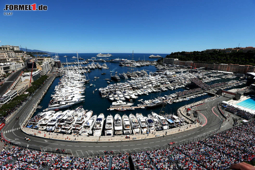 Foto zur News: Kein anderes Rennen ist vergleichbar mit dem Grand Prix von Monaco. Selbst die Fahrer sind schon ganz aufgeregt. &quot;In Monte Carlo ist es unmöglich, deine übliche, ruhige Vorbereitung als Rennfahrer zu  machen&quot;, sagt Red-Bull-Pilot Daniel Ricciardo. &quot;Jedes Jahr nehme ich mir vor, das Wochenende distanziert und kühl anzugehen. Doch das endet dann immer darin, dass ich herumhüpfe und total aufgeregt bin. Es ist einfach der Wahnsinn. Ein Formel-1-Auto hier zu fahren ist sehr speziell – die Geschwindigkeit, die Leistung und die Beschleunigung bläst dich einfach weg.&quot;