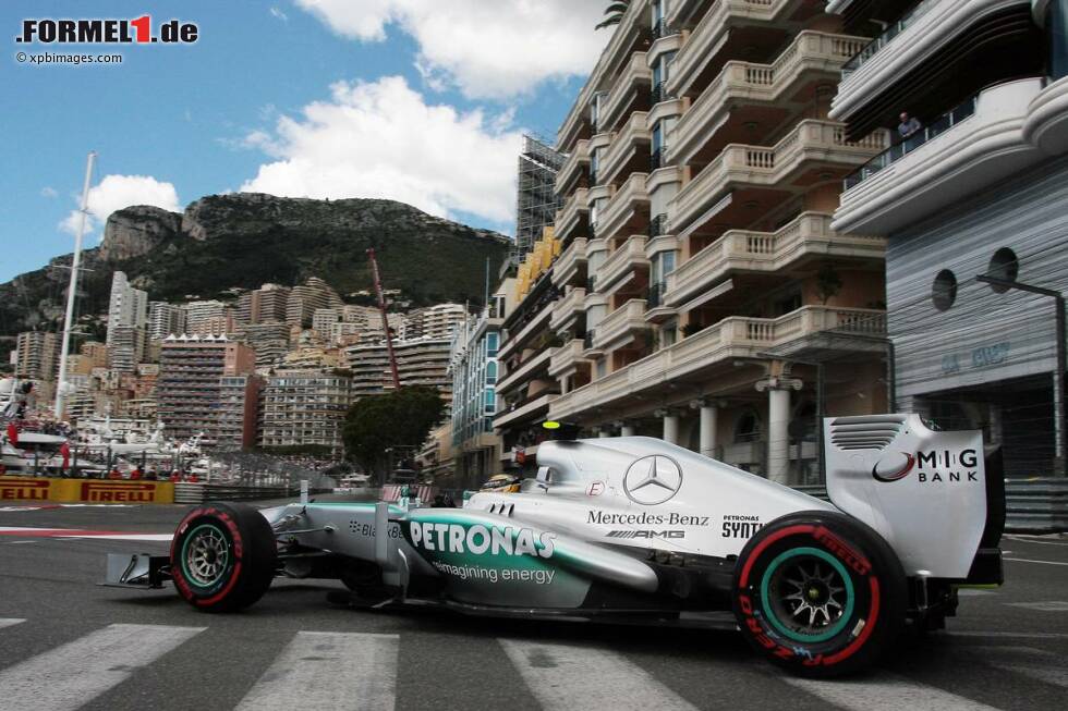 Foto zur News: Für den WM-Führenden Lewis Hamilton ist es das pure Rennfahr-Erlebnis : &quot;Ein interessanter Umstand auf dieser Strecke ist, dass es aufgrund der geschlossenen Streckenumgebung mit all den Häusern nahezu keinen Windeinfluss gibt. Es sind nur du, das Auto und der Asphalt!&quot; Auch Sebastian Vettel fährt gern hier: &quot;Monaco ist eine meiner Lieblingsstrecken. Sie ist eine absolute Herausforderung. Man kann es sich nicht erlauben, auch nur einen einzigen Fehler zu begehen, denn dann würdest du ziemlich schnell in der Leitplanke landen.&quot;