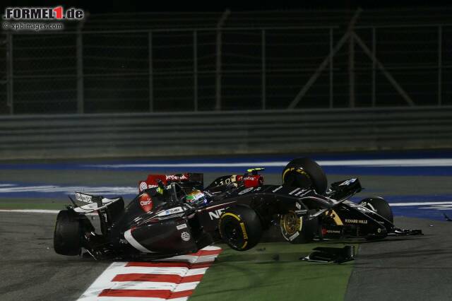 Foto zur News: Rückblick Bahrain am 6. April 2014: Pastor Maldonado kommt aus der Boxengasse geschossen und fährt seitlich in Esteban Gutierrez rein. Die Gabel-Nase des Lotus hebelt den Sauber dabei so sehr aus, dass sich der Mexikaner spektakulär überschlägt und aus dem Rennen ausscheidet.