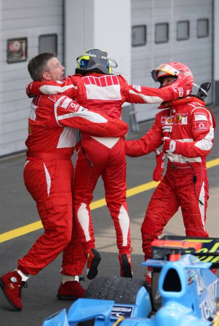 Foto zur News: Doch Massa bringt auch Leistung. Schon beim fünften Rennen der Saison holt er sich seine erste Podiumsplatzierung. Beim Grand Prix von Europa auf dem Nürburgring heißt der Sieger Schumacher, weswegen Ferrari doppelten Grund zur Freude hat.
