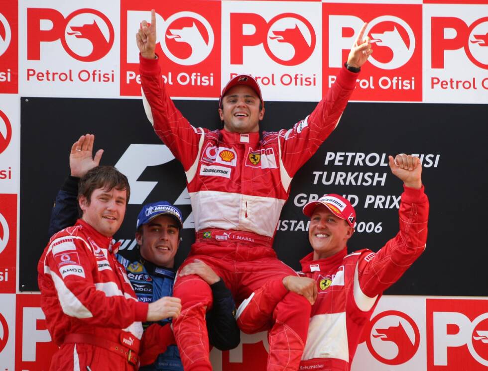 Foto zur News: Auch Massa erster Sieg lässt nicht lange auf sich warten. In der Türkei ist er der strahlende Sieger und kann auf dem Podium mit Kollege Schumacher anstoßen, der das Rennen als Dritter beendet.