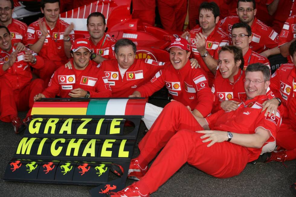Foto zur News: Die Zusammenarbeit der beiden in Freundschaft verbundenen Teamkollegen endet schon nach nur einem Jahr. Schumacher gibt zum ersten Mal seinen Abschied als aktiver Fahrer aus dem Formel-1-Zirkus bekannt und macht Platz für Kimi Räikkönen. Massa winkt seinem Freund und Idol vom Siegertreppchen zum Abschied.