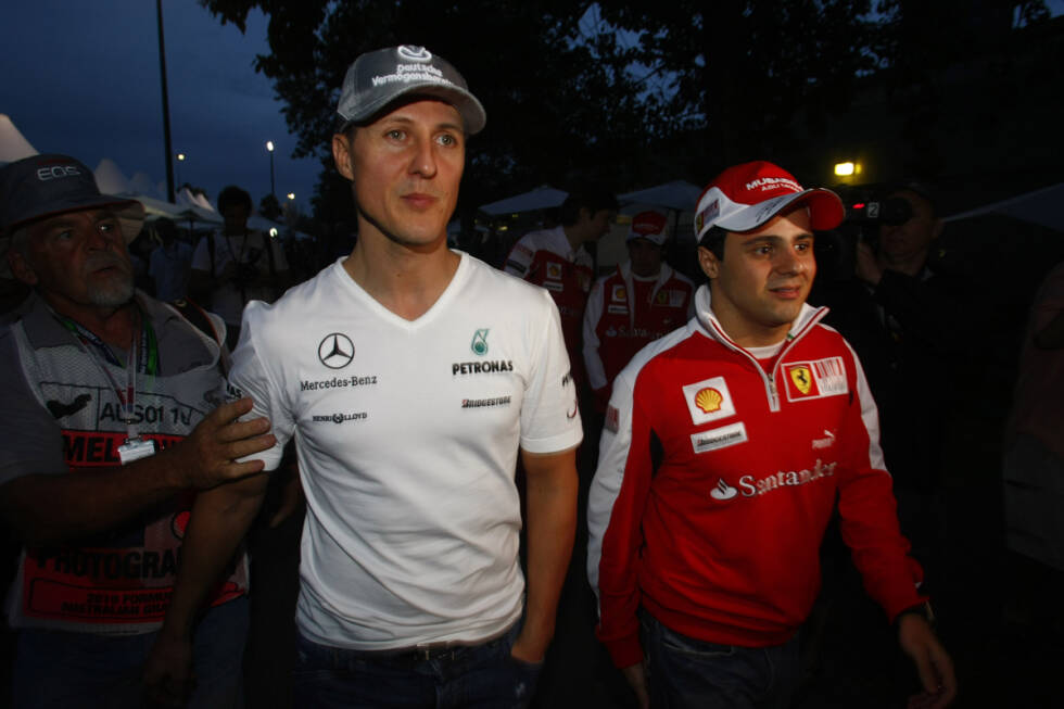 Foto zur News: 2010 hat Schumacher seine Verletzung jedoch auskuriert und Massa kann sich über die Rückkehr seines Freundes freuen, wenn auch nicht als Teamkollege. Denn der Deutsche unterschreibt bei Mercedes, um dem neu aufgestellten Werksteam unter die Arme zu greifen.  Seine Erfolge halten sich dort aber in Grenzen. Er belegt am Ende des Jahres Rang neun in der Gesamtwertung, während Massa als Sechster gewertet wird.