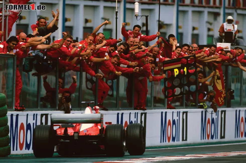 Dort fährt zu dieser Zeit Michael Schumacher schon um seinen sechsten WM-Titel. Als stiller Beobachter in der Garage kann Massa schon damals viel vom Deutschen lernen. Foto zur News: Dort fährt zu dieser Zeit Michael Schumacher schon um seinen sechsten WM-Titel. Als stiller Beobachter in der Garage kann Massa schon damals viel vom Deutschen lernen.