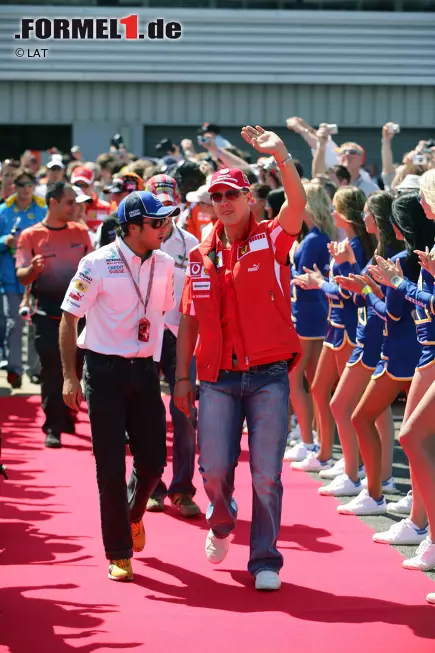 2004 holt Sauber Massa zurück hinters Steuer, wo er zwei Jahre lang wieder aktiv Erfahrungen sammeln kann. Mit Schumacher tauscht er sich während dieser Zeit noch immer gerne intensiv aus. Foto zur News: 2004 holt Sauber Massa zurück hinters Steuer, wo er zwei Jahre lang wieder aktiv Erfahrungen sammeln kann. Mit Schumacher tauscht er sich während dieser Zeit noch immer gerne intensiv aus.