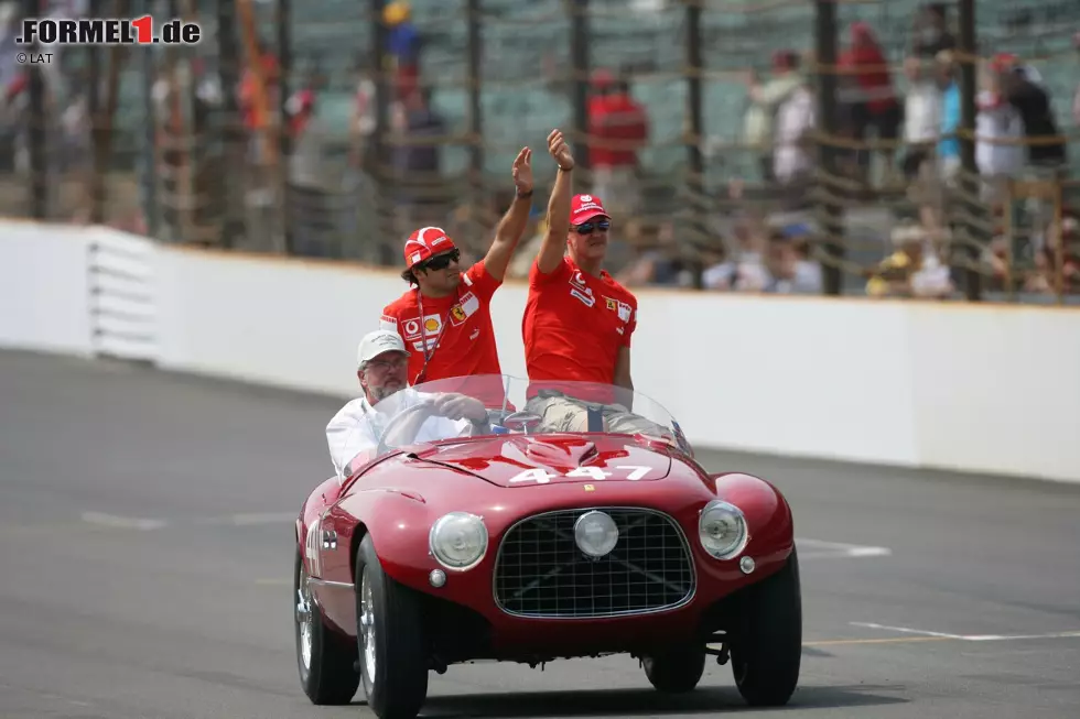 Als Nachfolger von Rubens Barrichello verpflichtet Ferrari 2006 schließlich Massa als Teamkollegen des inzwischen siebenmaligen Weltmeisters Schumacher und hat damit eine Fahrerpaarung, die nicht besser miteinander klarkommen könnte. Viele befürchten jedoch, Massa sei lediglich als Wasserträger für Ferraris Nummer 1 geholt worden. Foto zur News: Als Nachfolger von Rubens Barrichello verpflichtet Ferrari 2006 schließlich Massa als Teamkollegen des inzwischen siebenmaligen Weltmeisters Schumacher und hat damit eine Fahrerpaarung, die nicht besser miteinander klarkommen könnte. Viele befürchten jedoch, Massa sei lediglich als Wasserträger für Ferraris Nummer 1 geholt worden.