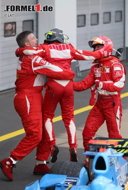 Doch Massa bringt auch Leistung. Schon beim fünften Rennen der Saison holt er sich seine erste Podiumsplatzierung. Beim Grand Prix von Europa auf dem Nürburgring heißt der Sieger Schumacher, weswegen Ferrari doppelten Grund zur Freude hat. Foto zur News: Doch Massa bringt auch Leistung. Schon beim fünften Rennen der Saison holt er sich seine erste Podiumsplatzierung. Beim Grand Prix von Europa auf dem Nürburgring heißt der Sieger Schumacher, weswegen Ferrari doppelten Grund zur Freude hat.