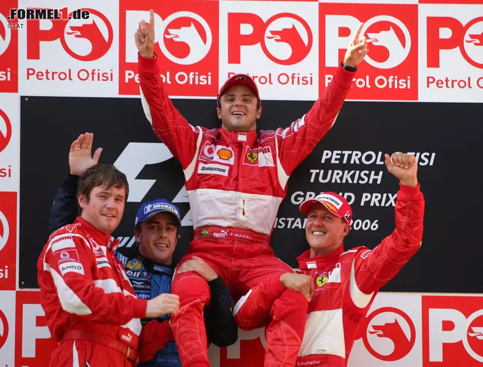 Auch Massa erster Sieg lässt nicht lange auf sich warten. In der Türkei ist er der strahlende Sieger und kann auf dem Podium mit Kollege Schumacher anstoßen, der das Rennen als Dritter beendet. Foto zur News: Auch Massa erster Sieg lässt nicht lange auf sich warten. In der Türkei ist er der strahlende Sieger und kann auf dem Podium mit Kollege Schumacher anstoßen, der das Rennen als Dritter beendet.