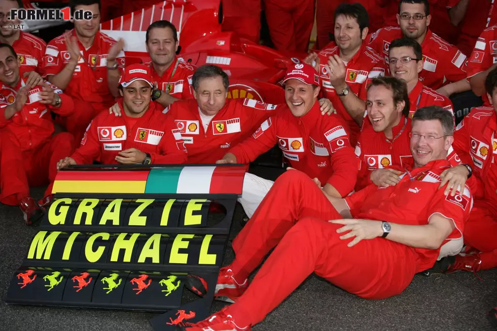 Die Zusammenarbeit der beiden in Freundschaft verbundenen Teamkollegen endet schon nach nur einem Jahr. Schumacher gibt zum ersten Mal seinen Abschied als aktiver Fahrer aus dem Formel-1-Zirkus bekannt und macht Platz für Kimi Räikkönen. Massa winkt seinem Freund und Idol vom Siegertreppchen zum Abschied. Foto zur News: Die Zusammenarbeit der beiden in Freundschaft verbundenen Teamkollegen endet schon nach nur einem Jahr. Schumacher gibt zum ersten Mal seinen Abschied als aktiver Fahrer aus dem Formel-1-Zirkus bekannt und macht Platz für Kimi Räikkönen. Massa winkt seinem Freund und Idol vom Siegertreppchen zum Abschied.
