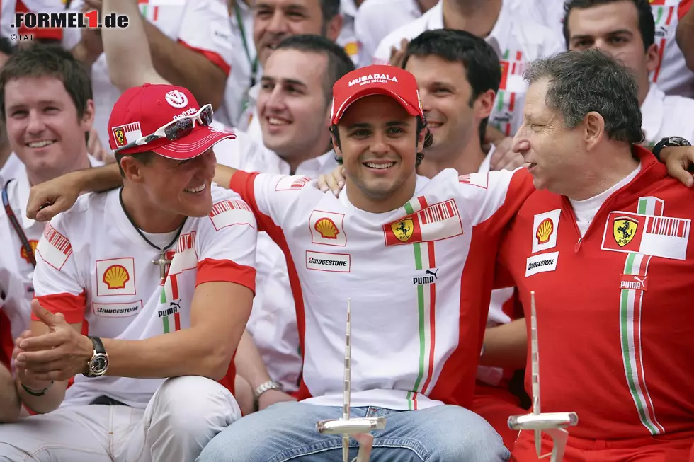 Schumacher bleibt dem Team allerdings in beratender Funktion erhalten und unterstützt damit nicht nur Ferrari im Allgemeinen, sondern auch den kleinen Brasilianer im Speziellen, der sich 2007 Räikkönen geschlagen geben muss. Der Finne holte sich nämlich prompt die Weltmeisterschaft im Jahr 1 nach "Schumi", während Massa nur Gesamtvierter wird. Foto zur News: Schumacher bleibt dem Team allerdings in beratender Funktion erhalten und unterstützt damit nicht nur Ferrari im Allgemeinen, sondern auch den kleinen Brasilianer im Speziellen, der sich 2007 Räikkönen geschlagen geben muss. Der Finne holte sich nämlich prompt die Weltmeisterschaft im Jahr 1 nach "Schumi", während Massa nur Gesamtvierter wird.