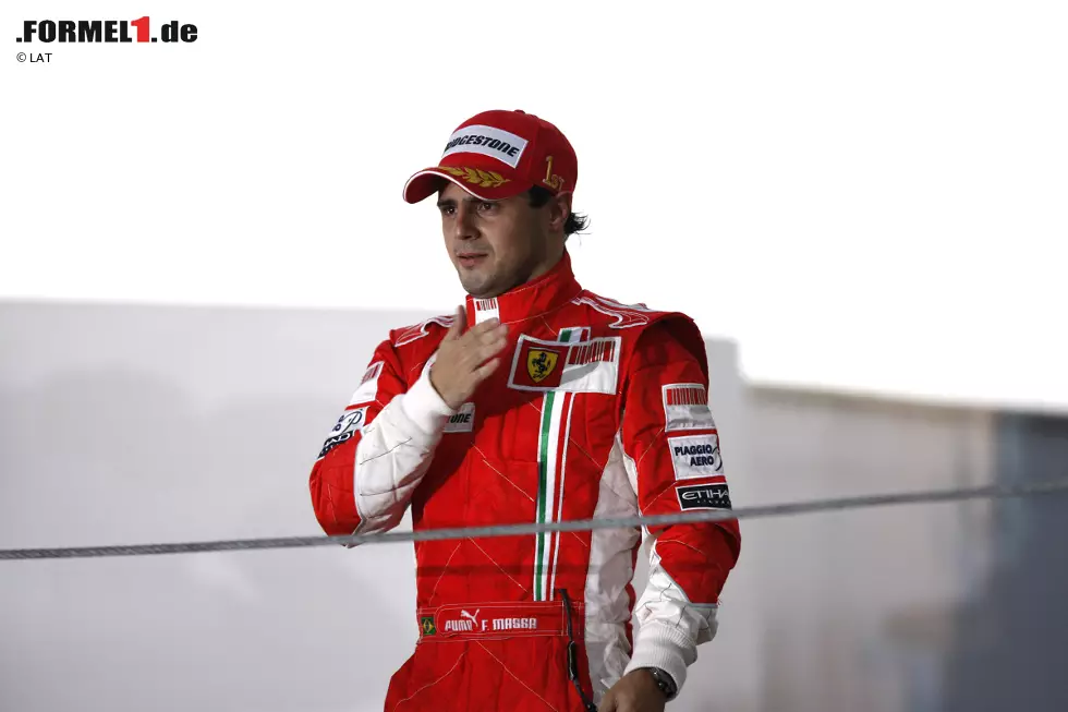 Es müssen aufbauende Worte sein, die Schumacher seinem Weggefährten ins Ohr flüstert, denn 2008 greift Massa wieder voll an, kämpft bis zum Schluss um den Titel und hält die WM-Krone sogar für ein paar Sekunden in den Händen, bevor er sie im dramatischten aller Saisonfinale an Lewis Hamilton verlor. Foto zur News: Es müssen aufbauende Worte sein, die Schumacher seinem Weggefährten ins Ohr flüstert, denn 2008 greift Massa wieder voll an, kämpft bis zum Schluss um den Titel und hält die WM-Krone sogar für ein paar Sekunden in den Händen, bevor er sie im dramatischten aller Saisonfinale an Lewis Hamilton verlor.