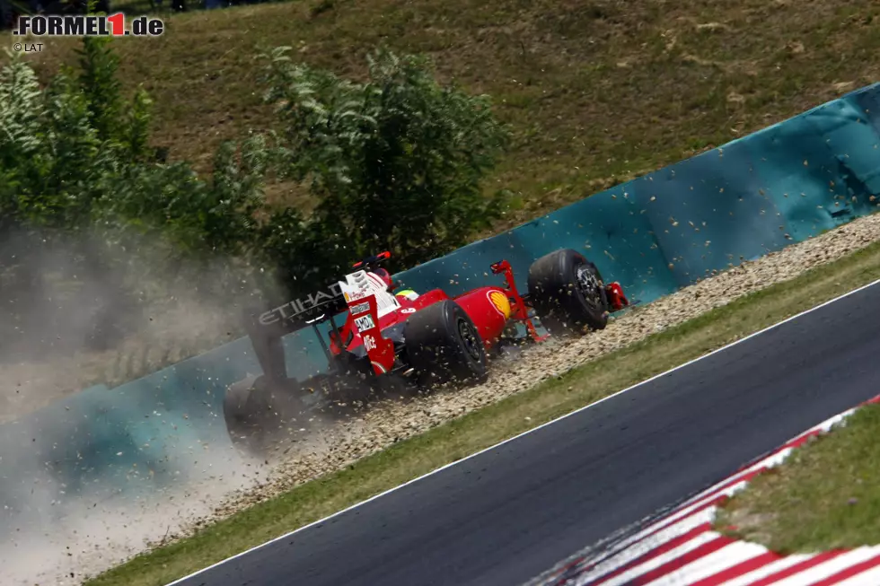 2009 ist das Schicksalsjahr des Ferrari-Piloten Massa. Bei einem Unfall während des Qualifyings in Ungarn zieht er sich eine Schädelverletzung zu, muss notoperiert werden und den Rest der Saison abhaken. Zwar kann er schnell wieder vollkommen genesen, an die Leistung vor diesem Ereignis vermag er aber nicht wieder anknüpfen. Durch diese Erfahrung kann Massa jedoch in Ansätzen nachvollziehen, was Schumacher und seine Familie durchmachen müssen. Foto zur News: 2009 ist das Schicksalsjahr des Ferrari-Piloten Massa. Bei einem Unfall während des Qualifyings in Ungarn zieht er sich eine Schädelverletzung zu, muss notoperiert werden und den Rest der Saison abhaken. Zwar kann er schnell wieder vollkommen genesen, an die Leistung vor diesem Ereignis vermag er aber nicht wieder anknüpfen. Durch diese Erfahrung kann Massa jedoch in Ansätzen nachvollziehen, was Schumacher und seine Familie durchmachen müssen.