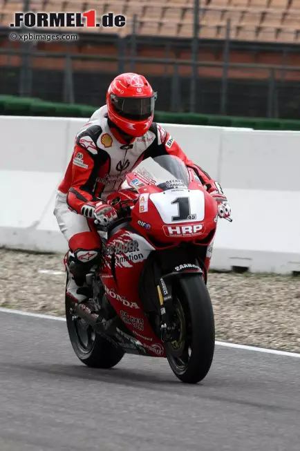 Da Massa für den Rest der Saison 2009 ausfällt, steht auf der Suche nach Ersatz der Name Schumacher ganz oben auf der Wunschliste der Italiener. Den Spekulationen über eine so frühe Rückkehr des Rekordweltmeisters wird jedoch ein jähes Ende gesetzt, als sich herausstellt, dass dieser wegen eines Motorradunfalls noch nicht fit genug für die Belastungen eines Formel-1-Boliden ist. Foto zur News: Da Massa für den Rest der Saison 2009 ausfällt, steht auf der Suche nach Ersatz der Name Schumacher ganz oben auf der Wunschliste der Italiener. Den Spekulationen über eine so frühe Rückkehr des Rekordweltmeisters wird jedoch ein jähes Ende gesetzt, als sich herausstellt, dass dieser wegen eines Motorradunfalls noch nicht fit genug für die Belastungen eines Formel-1-Boliden ist.