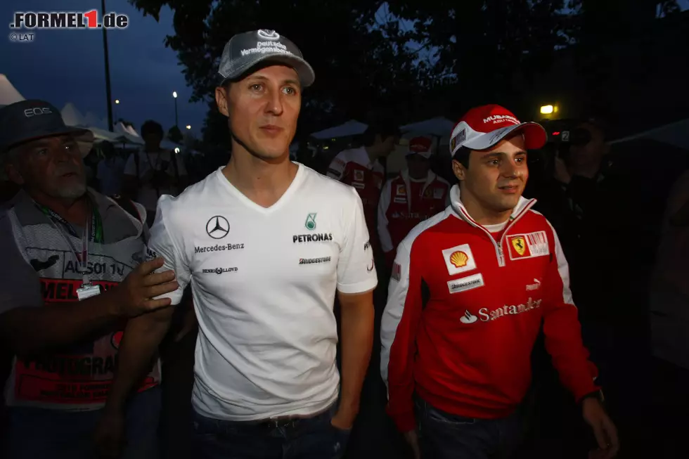 2010 hat Schumacher seine Verletzung jedoch auskuriert und Massa kann sich über die Rückkehr seines Freundes freuen, wenn auch nicht als Teamkollege. Denn der Deutsche unterschreibt bei Mercedes, um dem neu aufgestellten Werksteam unter die Arme zu greifen. Seine Erfolge halten sich dort aber in Grenzen. Er belegt am Ende des Jahres Rang neun in der Gesamtwertung, während Massa als Sechster gewertet wird. Foto zur News: 2010 hat Schumacher seine Verletzung jedoch auskuriert und Massa kann sich über die Rückkehr seines Freundes freuen, wenn auch nicht als Teamkollege. Denn der Deutsche unterschreibt bei Mercedes, um dem neu aufgestellten Werksteam unter die Arme zu greifen. Seine Erfolge halten sich dort aber in Grenzen. Er belegt am Ende des Jahres Rang neun in der Gesamtwertung, während Massa als Sechster gewertet wird.