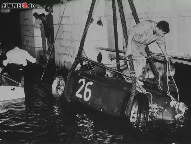 Im zweiten Grand Prix von Monaco 1955 scheint Alberto Ascari als sicherer Sieger, nachdem sowohl Juan Manuel Fangio als auch Stirling Moss ausscheiden. Doch dann fliegt Ascari in der Hafenschikane ab und stürzt ins Meer. Die Mannschaft einer Luxusjacht muss den Lancia-Fahrer mitsamt Auto bergen. Foto zur News: Im zweiten Grand Prix von Monaco 1955 scheint Alberto Ascari als sicherer Sieger, nachdem sowohl Juan Manuel Fangio als auch Stirling Moss ausscheiden. Doch dann fliegt Ascari in der Hafenschikane ab und stürzt ins Meer. Die Mannschaft einer Luxusjacht muss den Lancia-Fahrer mitsamt Auto bergen.