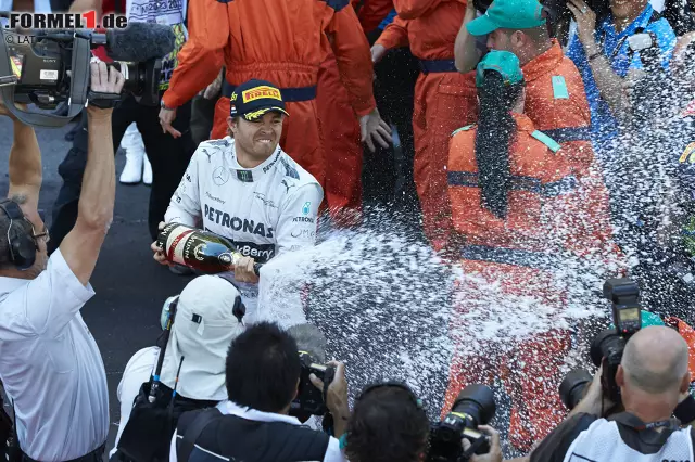 2013 kommt es in Monaco zum Eklat. Mercedes gewinnt im Fürstentum, hat zwischen den Rennen in Barcelona und Monte Carlo aber unerlaubterweise mit dem aktuellen Auto Reifentests durchgeführt. Die Silberpfeile kommen mit einer gnädigen Strafe davon, müssen lediglich auf den Young-Driver-Test im Juli verzichten - und Nico Rosberg gewinnt das Rennen. Foto zur News: 2013 kommt es in Monaco zum Eklat. Mercedes gewinnt im Fürstentum, hat zwischen den Rennen in Barcelona und Monte Carlo aber unerlaubterweise mit dem aktuellen Auto Reifentests durchgeführt. Die Silberpfeile kommen mit einer gnädigen Strafe davon, müssen lediglich auf den Young-Driver-Test im Juli verzichten - und Nico Rosberg gewinnt das Rennen.