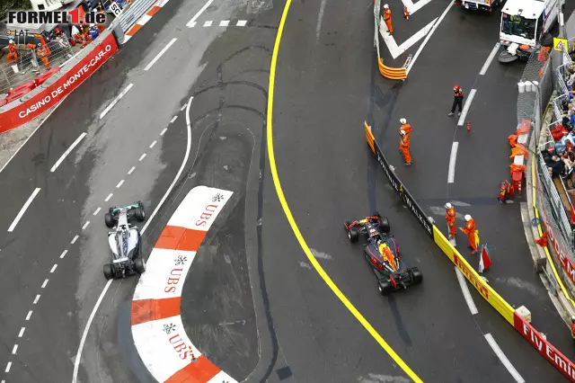 2016 hat Red-Bull-Pilot Daniel Ricciardo den Sieg im Fürstentum eigentlich schon im Sack. Doch beim Boxenstopp liegen seine Reifen nicht bereit, weshalb er beim Service mehrere Sekunden verliert und knapp hinter Lewis Hamilton wieder auf die Strecke kommt und am Ende Zweiter wird. Das Team will ihn trösten, doch seine Reaktion am Funk ist eindeutig: "Spart es euch einfach ..." Foto zur News: 2016 hat Red-Bull-Pilot Daniel Ricciardo den Sieg im Fürstentum eigentlich schon im Sack. Doch beim Boxenstopp liegen seine Reifen nicht bereit, weshalb er beim Service mehrere Sekunden verliert und knapp hinter Lewis Hamilton wieder auf die Strecke kommt und am Ende Zweiter wird. Das Team will ihn trösten, doch seine Reaktion am Funk ist eindeutig: "Spart es euch einfach ..."