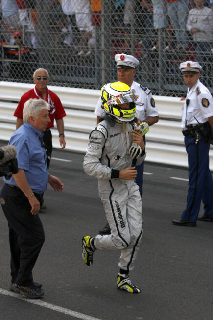 Foto zur News: 2009 gewinnt der damals souverän führende WM-Spitzenreiter Jenson Button in Monaco. Vor lauter Freude fährt er wie üblich ins Parc Ferme und vergisst dabei, dass in Monaco die Autos der ersten Drei auf der Start- und Zielgeraden abgestellt werden. Kurzerhand legt der spätere Weltmeister einen Sprint zur Siegerehrung ein.