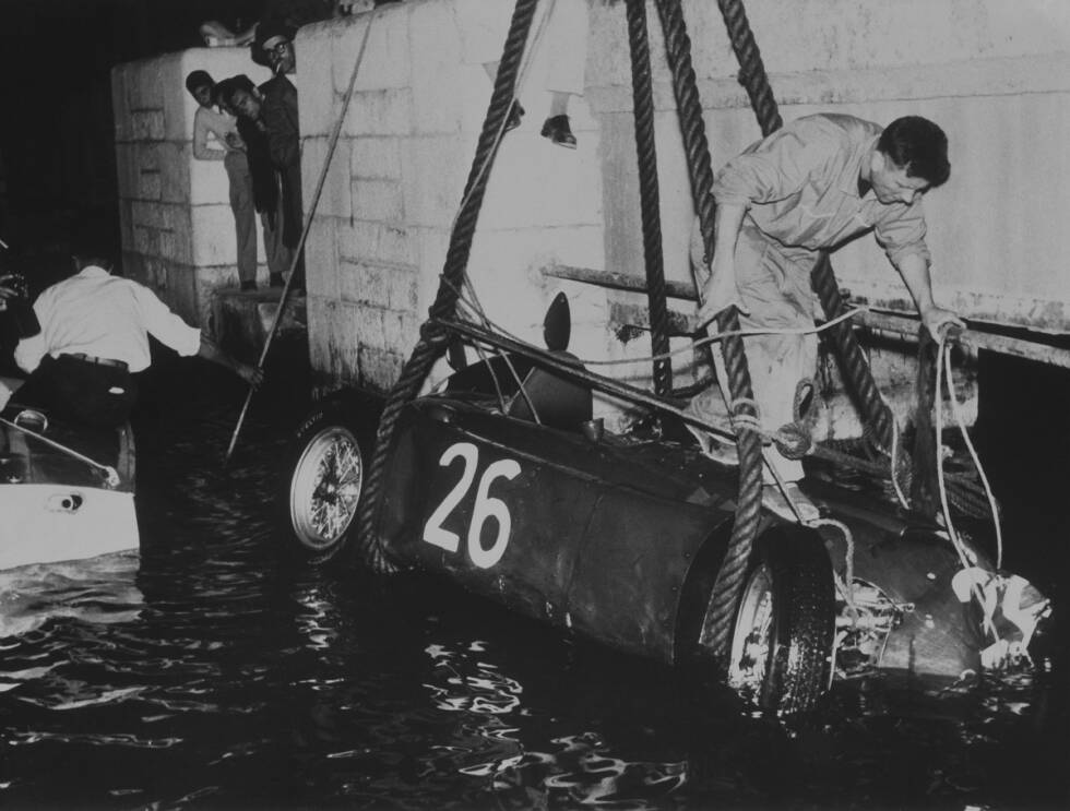 Foto zur News: Im zweiten Grand Prix von Monaco 1955 scheint Ascari als sicherer Sieger, nachdem sowohl Fangio als auch Stirling Moss ausscheiden. Doch dann fliegt Ascari in der Hafenschikane ab und stürzt ins Meer. Die Mannschaft einer Luxusjacht muss den Lancia-Fahrer mitsamt Auto bergen.