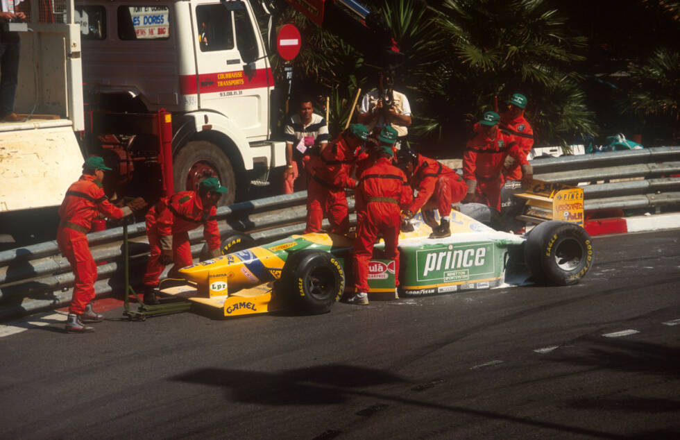 Foto zur News: Nachdem sich Senna und und Michael Schumacher 1993 im Training von Monaco zu nahe kommen, kommt es zu einem legendären Streitgespräch zwischen den beiden. Im Rennen scheidet Schumacher dann nach einem Unfall aus, Senna gewinnt zum sechsten und letzten Mal.