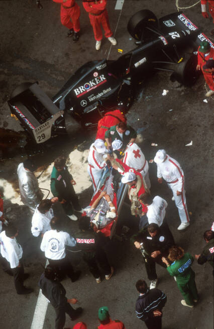 Foto zur News: Nach dem tragischen Tod von Senna und Roland Ratzenberger in Imola kommt es gleich im nächsten Rennen der Saison 1994 in Monaco erneut zu einem schweren Unfall. Karl Wendlinger verunglückt in der Hafenschikane schwer, überlebt aber.