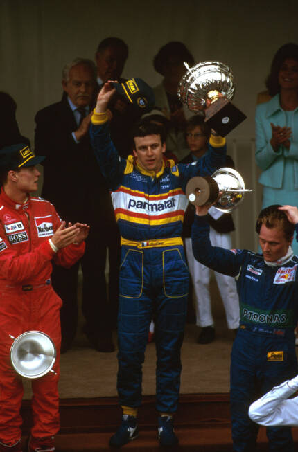Foto zur News: Entsprechend groß ist die Freude des Franzosen auf dem Siegertreppchen. David Coulthard wird Zweiter, Johnny Herbert Letzter - und damit Dritter.