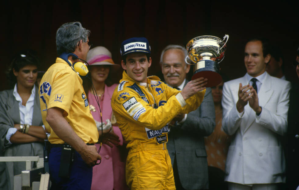 Foto zur News: Premierensieg im Fürstentum: Senna gewinnt 1987 zum ersten Mal in Monte Carlo, damals noch auf Lotus. Fünf weitere Siege sollen noch folgen - einsame Spitze in Monaco.