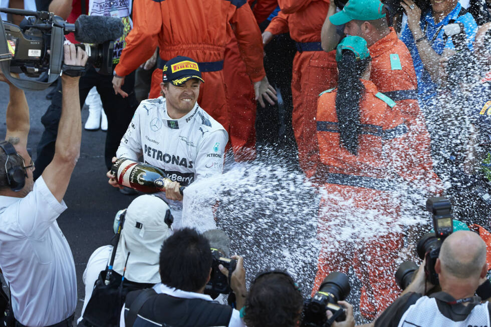 Foto zur News: 2013 kommt es in Monaco zum Eklat. Mercedes gewinnt im Fürstentum, hat zwischen den Rennen in Barcelona und Monte Carlo aber unerlaubterweise mit dem aktuellen Auto Reifentests durchgeführt. Die Silberpfeile kommen mit einer gnädigen Strafe davon, müssen lediglich auf den Young-Driver-Test im Juli verzichten - und Nico Rosberg gewinnt das Rennen.