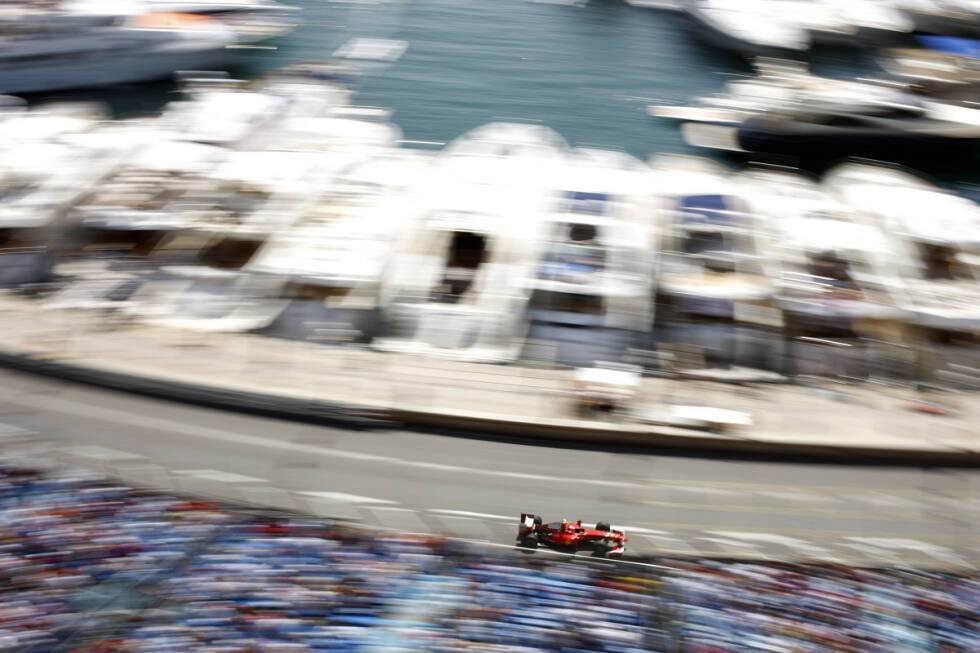 Foto zur News: Auch in diesem Jahr sorgt Ferrari-Pilot Räikkönen für Schlagzeilen. Ein Amateurvideo zeigt, wie er - offensichtlich im Vollrausch - auf seiner Jacht stürzt und Glück hat, dass er sich nicht das Genick bricht.