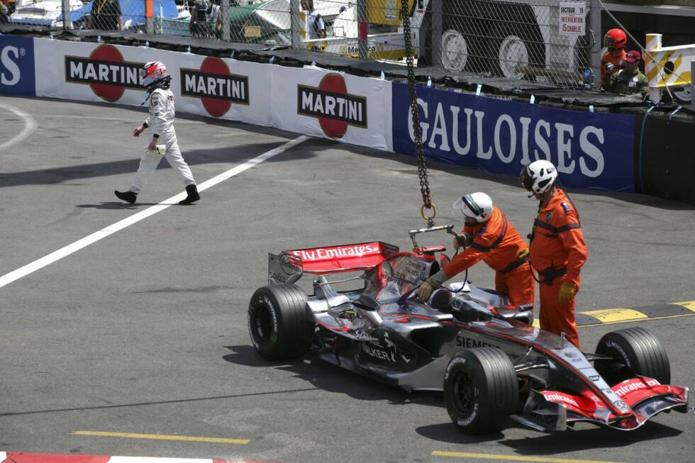 Foto zur News: Ein waschechter Räikkönen: 2006 fällt der &quot;Iceman&quot; mit seinem McLaren direkt am Hafen aus. Anstatt jedoch zur Box zurückzukehren, betritt er seine Jacht - schließlich hat er optimal geparkt. Noch während des Rennens fangen ihn die TV-Kameras mit freiem Oberkörper auf seinem Boot ein.