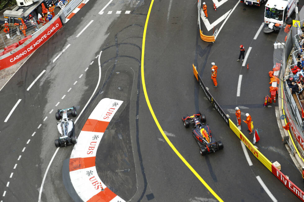 Foto zur News: 2016 hat Red-Bull-Pilot Daniel Ricciardo den Sieg im Fürstentum eigentlich schon im Sack. Doch beim Boxenstopp liegen seine Reifen nicht bereit, weshalb er beim Service mehrere Sekunden verliert und knapp hinter Lewis Hamilton wieder auf die Strecke kommt und am Ende Zweiter wird. Das Team will ihn trösten, doch seine Reaktion am Funk ist eindeutig: &quot;Spart es euch einfach ...&quot;