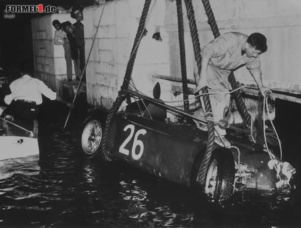 Im zweiten Grand Prix von Monaco 1955 scheint Alberto Ascari als sicherer Sieger, nachdem sowohl Juan Manuel Fangio als auch Stirling Moss ausscheiden. Doch dann fliegt Ascari in der Hafenschikane ab und stürzt ins Meer. Die Mannschaft einer Luxusjacht muss den Lancia-Fahrer mitsamt Auto bergen. Foto zur News: Im zweiten Grand Prix von Monaco 1955 scheint Alberto Ascari als sicherer Sieger, nachdem sowohl Juan Manuel Fangio als auch Stirling Moss ausscheiden. Doch dann fliegt Ascari in der Hafenschikane ab und stürzt ins Meer. Die Mannschaft einer Luxusjacht muss den Lancia-Fahrer mitsamt Auto bergen.
