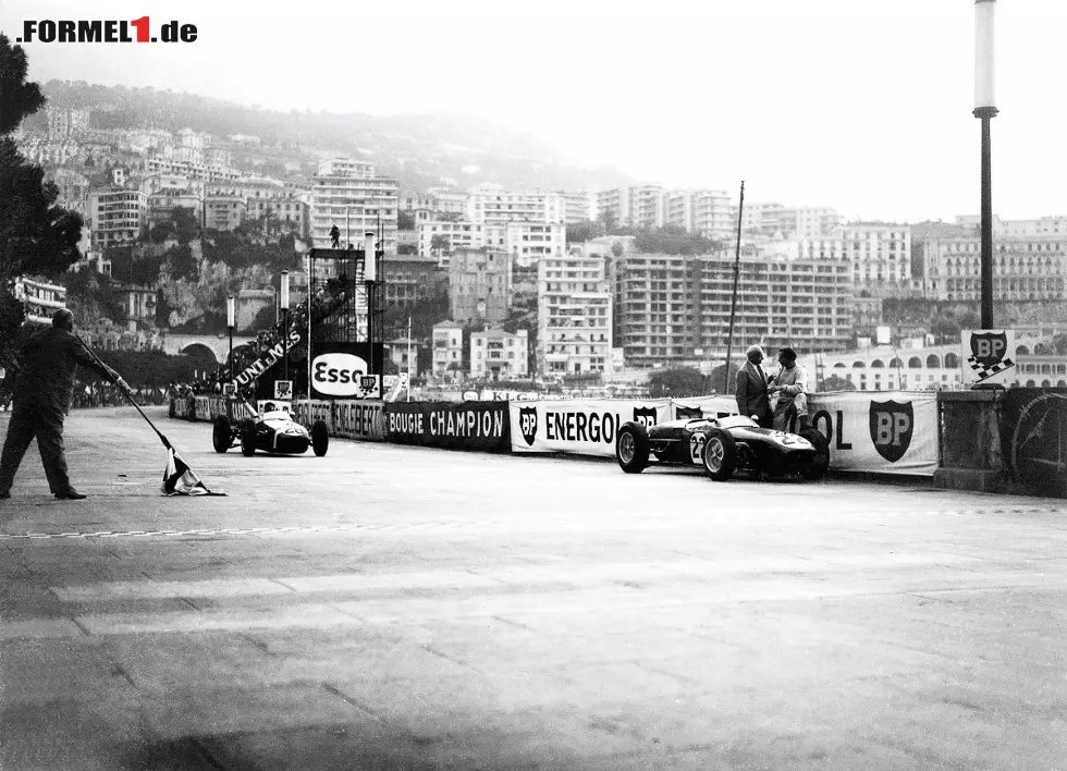 Nachdem sich im Rennen 1957 zuerst Moss, danach Peter Collins und dann auch noch Mike Hawthorn durch einen Unfall verabschieden, fährt Fangio einem ungefährdeten Sieg entgegen. Foto zur News: Nachdem sich im Rennen 1957 zuerst Moss, danach Peter Collins und dann auch noch Mike Hawthorn durch einen Unfall verabschieden, fährt Fangio einem ungefährdeten Sieg entgegen.