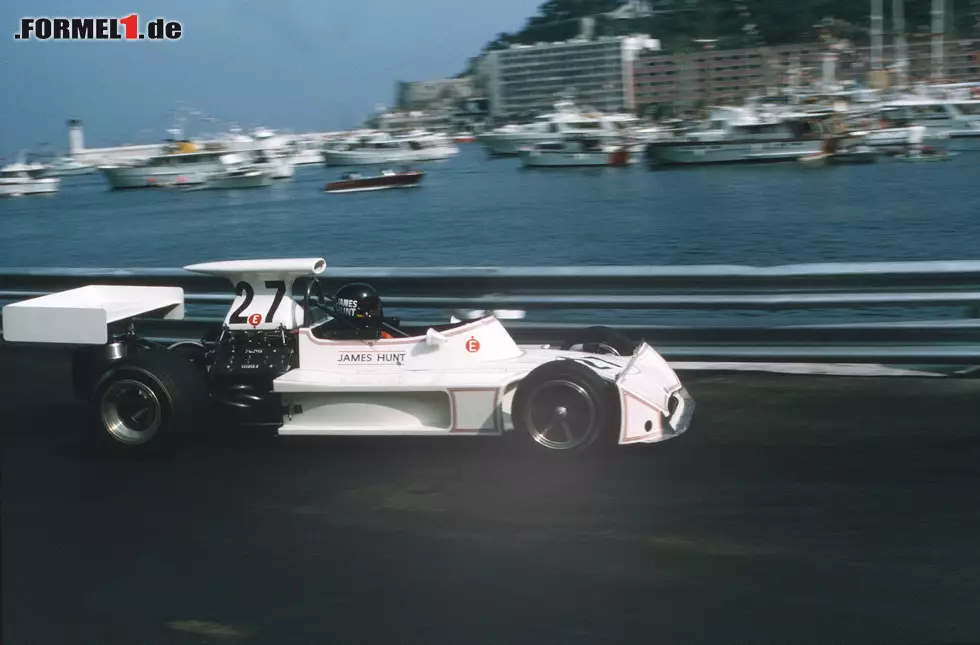 1973 wird das Starterfeld um zwei March-Kundenfahrzeuge aufgestockt. James Hunt gibt in einem davon sein Debüt und beeindruckt gleich mit einer guten Leistung. Allerdings stoppt ihn ein Motorschaden. Foto zur News: 1973 wird das Starterfeld um zwei March-Kundenfahrzeuge aufgestockt. James Hunt gibt in einem davon sein Debüt und beeindruckt gleich mit einer guten Leistung. Allerdings stoppt ihn ein Motorschaden.