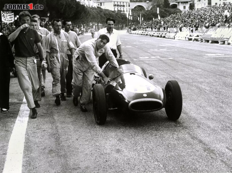 Jack Brabham, erstmals im neu konzipierten Cooper T43 unterwegs, muss im selben Rennen sein Auto über die Ziellinie schieben, da ihm der Treibstoff ausgeht. Brabham wird noch als Sechster gewertet. Foto zur News: Jack Brabham, erstmals im neu konzipierten Cooper T43 unterwegs, muss im selben Rennen sein Auto über die Ziellinie schieben, da ihm der Treibstoff ausgeht. Brabham wird noch als Sechster gewertet.