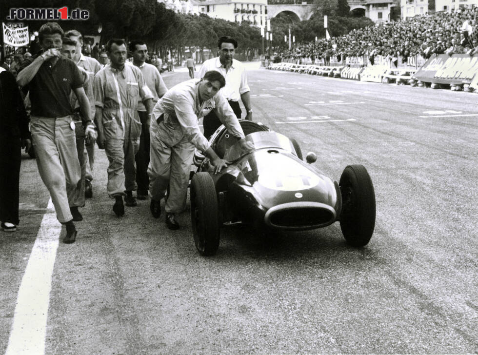 Foto zur News: Kurios wird es 1957: Jack Brabham, erstmals im neu konzipierten Cooper T43 unterwegs, muss sein Auto über die Ziellinie schieben, da ihm der Treibstoff ausgeht. Brabham wird noch als Sechster gewertet. Den Sieg schnappt sich Juan Manuel Fangio.