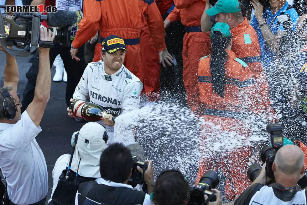 2013 kommt es in Monaco zum Eklat. Mercedes gewinnt im Fürstentum, hat zwischen den Rennen in Barcelona und Monte Carlo aber unerlaubterweise mit dem aktuellen Auto Reifentests durchgeführt. Die Silberpfeile kommen mit einer gnädigen Strafe davon, müssen lediglich auf den Young-Driver-Test im Juli verzichten - und Nico Rosberg gewinnt das Rennen. Foto zur News: 2013 kommt es in Monaco zum Eklat. Mercedes gewinnt im Fürstentum, hat zwischen den Rennen in Barcelona und Monte Carlo aber unerlaubterweise mit dem aktuellen Auto Reifentests durchgeführt. Die Silberpfeile kommen mit einer gnädigen Strafe davon, müssen lediglich auf den Young-Driver-Test im Juli verzichten - und Nico Rosberg gewinnt das Rennen.
