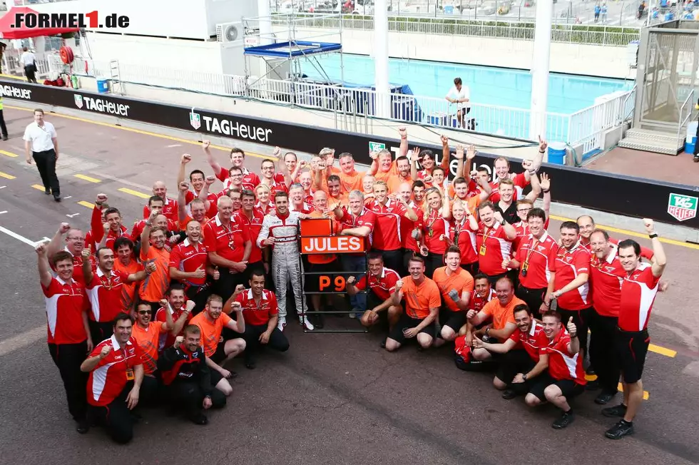 Es ist ein kleines Wunder, das sich im Jahre 2014 ereignet: Im unterlegenen Marussia-Boliden holt der als Supertalent gefeierte Jules Bianchi WM-Punkte für Rang neun. Es sind die ersten der Teamgeschichte. Die französischen Journalisten feiern ihn mit der Nationalhymne und das Ferrari-Cockpit rückt näher - doch keine fünf Monate später beendet Bianchis schwerer Unfall beim Japan-Grand-Prix die Erfolgsstory. Foto zur News: Es ist ein kleines Wunder, das sich im Jahre 2014 ereignet: Im unterlegenen Marussia-Boliden holt der als Supertalent gefeierte Jules Bianchi WM-Punkte für Rang neun. Es sind die ersten der Teamgeschichte. Die französischen Journalisten feiern ihn mit der Nationalhymne und das Ferrari-Cockpit rückt näher - doch keine fünf Monate später beendet Bianchis schwerer Unfall beim Japan-Grand-Prix die Erfolgsstory.