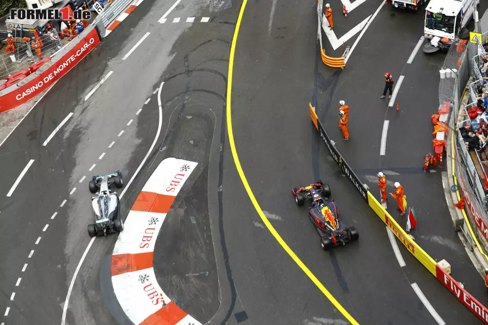 2016 hat Red-Bull-Pilot Daniel Ricciardo den Sieg im Fürstentum eigentlich schon im Sack. Doch beim Boxenstopp liegen seine Reifen nicht bereit, weshalb er beim Service mehrere Sekunden verliert und knapp hinter Lewis Hamilton wieder auf die Strecke kommt und am Ende Zweiter wird. Das Team will ihn trösten, doch seine Reaktion am Funk ist eindeutig: "Spart es euch einfach ..." Foto zur News: 2016 hat Red-Bull-Pilot Daniel Ricciardo den Sieg im Fürstentum eigentlich schon im Sack. Doch beim Boxenstopp liegen seine Reifen nicht bereit, weshalb er beim Service mehrere Sekunden verliert und knapp hinter Lewis Hamilton wieder auf die Strecke kommt und am Ende Zweiter wird. Das Team will ihn trösten, doch seine Reaktion am Funk ist eindeutig: "Spart es euch einfach ..."