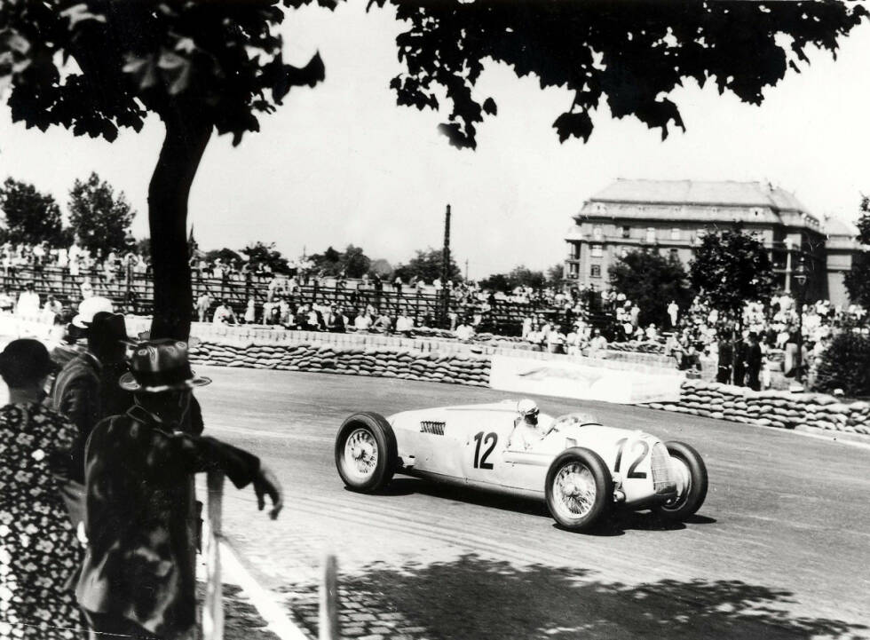 Foto zur News: Erstmals wird ein Grand Prix von Ungarn bereits 1936 ausgetragen. Am 21. Juni verfolgen rund 100.000 Zuschauer das Rennen auf einer engen, verwinkelten Strecke im Nepliget-Park in Budapest. Alle Mercedes-Fahrzeuge fallen aus und Alfa-Romeo-Pilot Nuvolari gewinnt souverän vor den Fahrern der Auto Union. Der Lauf zählte damals allerdings noch nicht zur ausgetragenen Europameisterschaft. Erst 50 Jahre später wurde es ein offizieller Lauf der Formel-1-Weltmeisterschaft.